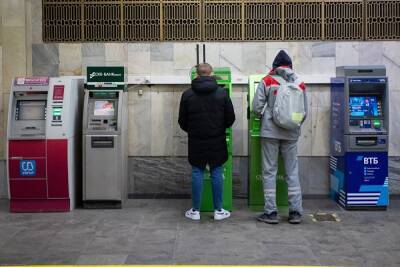 РБК: Центробанк запретил россиянам переводить деньги в страны, наложившие санкции