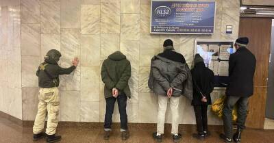 В киевском метро задержали пять вооруженных мужчин, у одного была мягкая игрушка с патронами