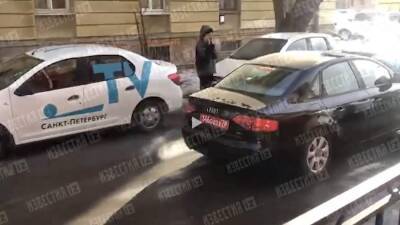 Машины с дипномерами покинули генконсульство Украины в Петербурге