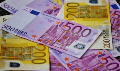 Евросоюз отключил семь российских банков от SWIFT и запретил поставлять в РФ банкноты евро