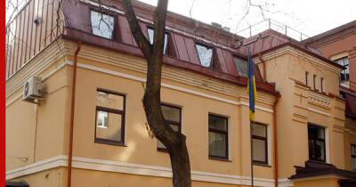 Украинский флаг сняли на территории генконсульства в Петербурге