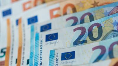 Экономист Абрамов назвал последствия решения запретить поставку банкнот евро в Россию