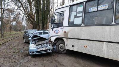 В Новочеркасске автобус врезался в легковушку - DONTR.RU