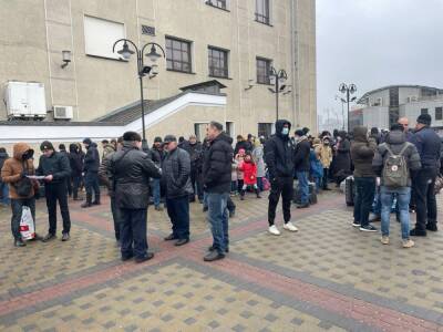 Более 1 тыс. граждан Азербайджана выехали из Киева на границу с Молдовой - госкомитет (ФОТО)