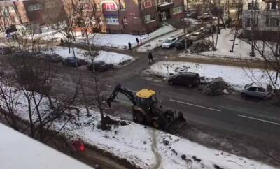 В Петербурге коммунальщики разрушают дорогу гидромолотом при уборке льда