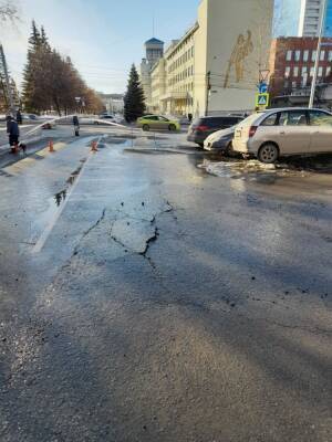 В центре Челябинска у резиденции губернатора треснул асфальт