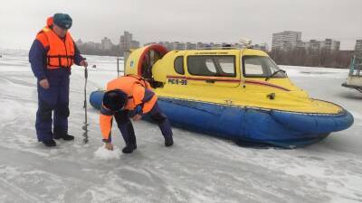 Спасатели просят рыбаков не выходить на лёд Воронежского водохранилища из-за его рыхлости