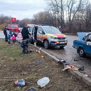 В Шевченковском районе Запорожья загорелся автомобиль ВАЗ: семья пытался вывезти детей из Мариуполя. Фото