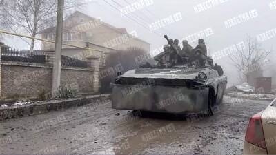 Корреспондент «Известий» вошел в Волноваху с танками ДНР