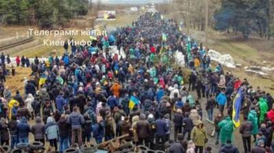 Мирные жители с флагами Украины не пускают российских оккупантов в Энергодар