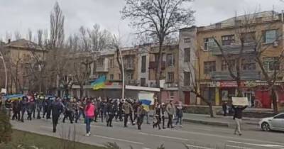 В Мелитополе жители вышли на массовый протест против российских оккупантов (ВИДЕО)