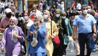 В Турции отменили требование ношения медицинских масок на открытом воздухе