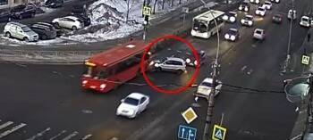75-летний старичок на «Форде» протаранил автобус в центре Вологды и стал героем видео