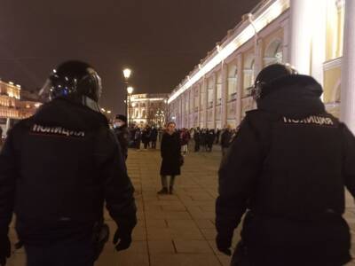 Силовики берут протестующих в кольцо на акции в Петербурге (фото)
