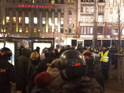 В центре Петербурга образовалась очередь из задержанных на протесте (фото)