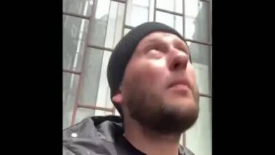 В Харькове снаряд оккупантов просвистел прямо над головой ведущего стрим парня и угодил в здание. Видео