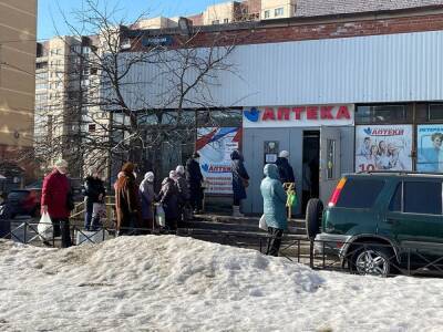 В аптеках Петербурга ажиотаж: люди выстраиваются в очереди, фармацевты ждут повышения цен