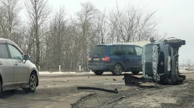 Внедорожник перевернулся после ДТП с двумя легковушками под Воронежем
