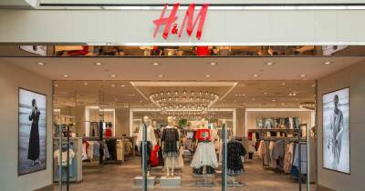Сеть магазинов H&M приостановила продажи в России