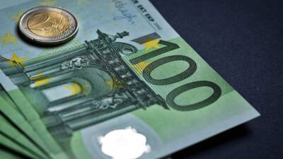Евросоюз отключив 7 российских банков запретил переводить евро в Россию