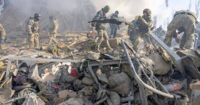 Россияне разбомбили военные казармы в Николаеве: обнаружили уже более 50 погибших (ФОТО, ВИДЕО)