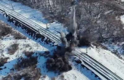Украинские военные подорвали железнодорожный мост на границе с Россией
