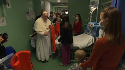 Папа римский навестил украинских детей-беженцев в больнице