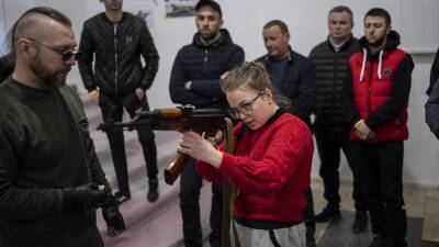 Жителей Львова учат обращаться с оружием