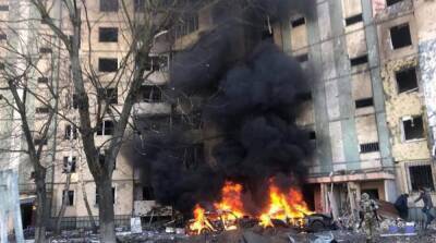 В Киеве снаряд снова попал в жилую многоэтажку