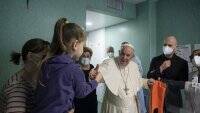 Папа Римский навестил 50 украинских детей и назвал нападение РФ &#171;святотатством&#187;
