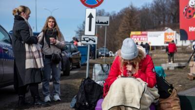 Почти четверть жителей Украины покинули дома или уехали из страны