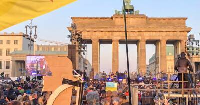 В центре Берлина тысячи человек пришли на концерт в поддержку Украины (ФОТО, ВИДЕО)