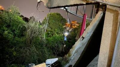 В Хайфе обрушился балкон жилого дома: видео