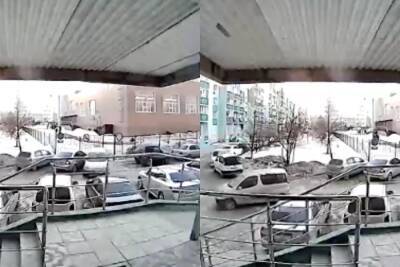 В Новосибирске водитель Toyota врезался в чужой автомобиль при парковке и скрылся