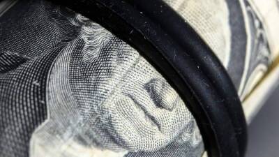 Жизнь без доллара: почему трудно перейти на торговлю в других валютах