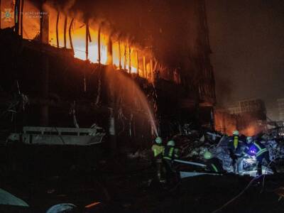 В результате обстрела ТРЦ в Киеве погибло четыре человека, одного спасли из-под завалов