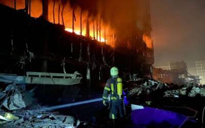 Российские оккупанты обстреляли ТРЦ в Киеве: есть погибшие