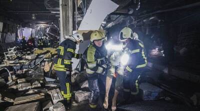 Попадание снаряда в ТРЦ в Киеве: пожар потушили