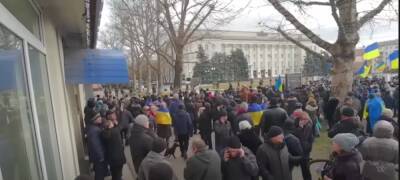 Оккупанты открыли огонь по протестующим в Херсоне: кадры беспредела - politeka.net - Украина - Херсон - Херсон