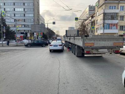 В Новосибирске водитель грузовика насмерть сбил 84-летнюю пенсионерку