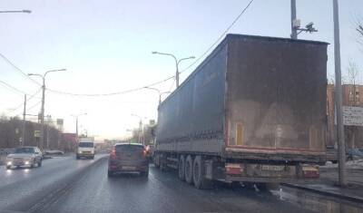 В Тюмени вечером грузовики перекрыли движение на объездной дороге и на Республики