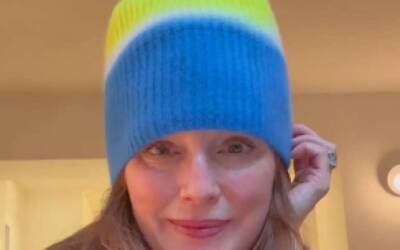 Мишель Пфайффер и Дженнифер Энистон отозвались на призыв Джулианны Мур купить шапки цветов флага Украины