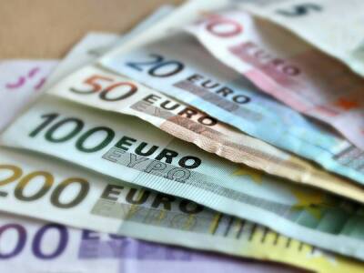 Центробанк России повысил курсы доллара и евро