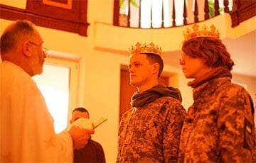 Белорусские добровольцы поженились в воюющей Украине