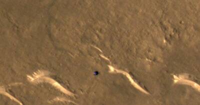 Орбитальный аппарат NASA запечатлел китайский ровер и отследил его следы на Марсе (фото)