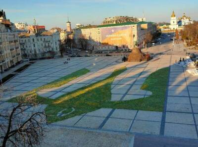 Стало известно, откуда на центральной площади Киева появился гигантский Тризуб из цветов (Фото)