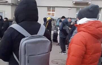 Лукашисты занервничали из-за огромных очередей на апостиль в Минске