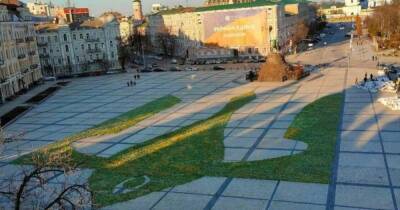 В центре Киева выложили гигантский тризуб из тюльпанов в поддержку украинок