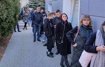 В издательство «Янушкевіч» в Минске выстроилась огромная очередь