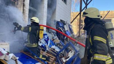 Новый обстрел в Киеве: на Оболони горел грузовик и два здания